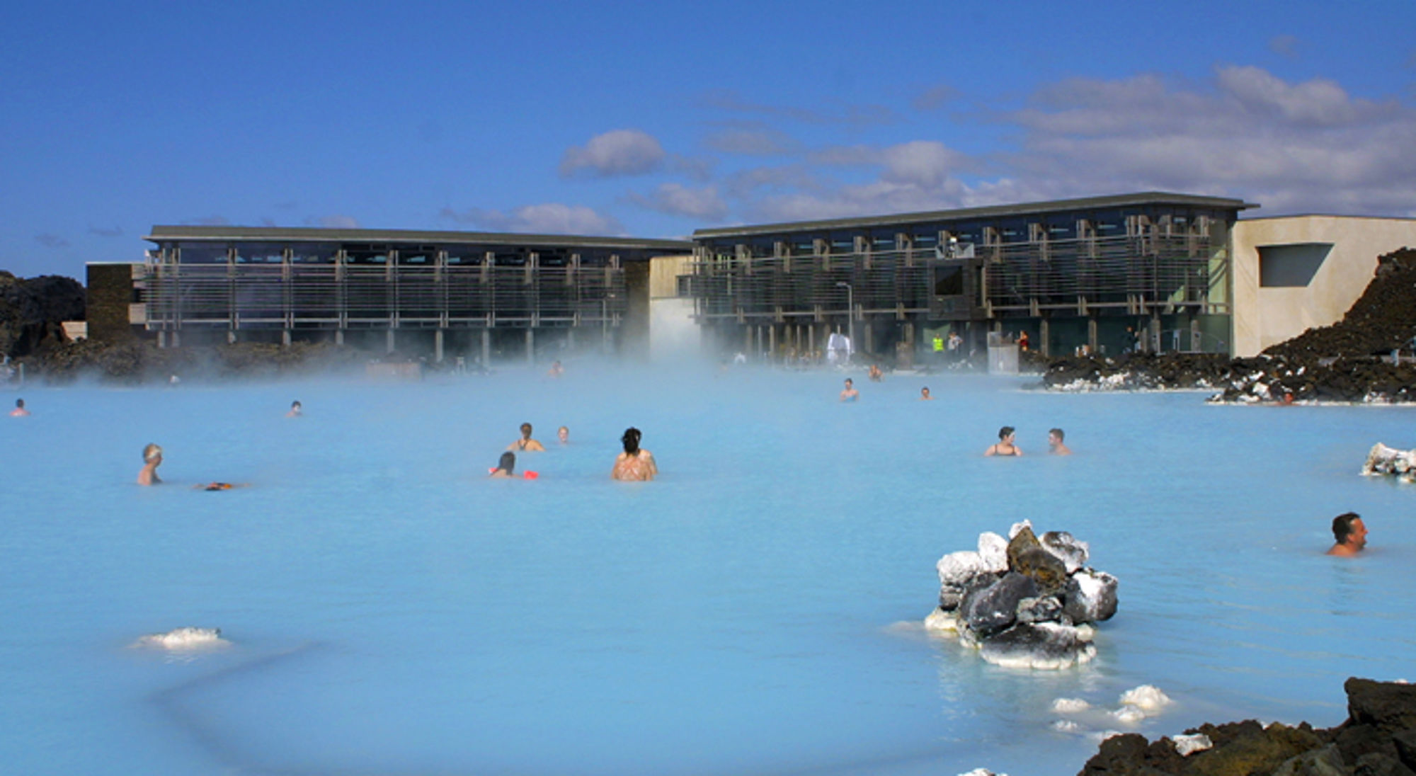 Bezoekers baden in de Blue Lagoon met melkblauw geothermisch water bij Grindavík, IJsland.