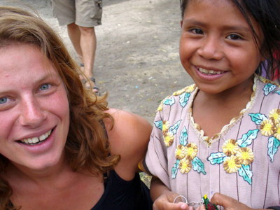 Reiziger poseert met lachend meisje tijdens rondreis door Nicaragua.