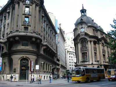 Straatbeeld in Buenos Aires met historische gebouwen en een gele bus, tijdens de route Buenos Aires naar Rio.