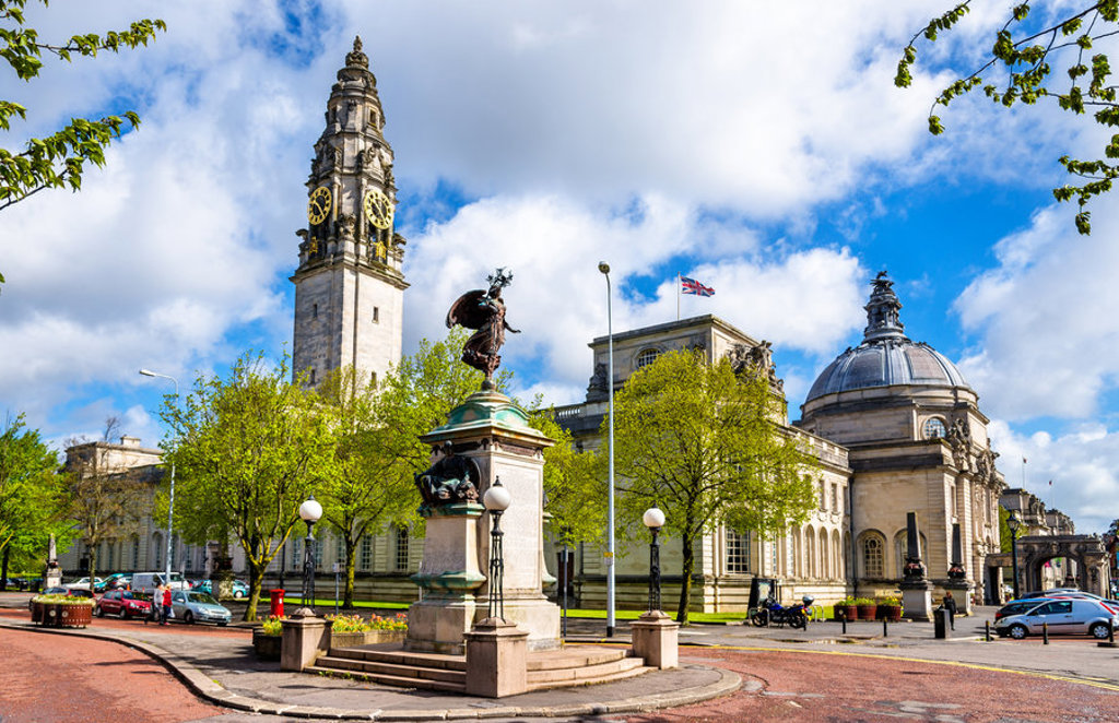 Stadhuis van Cardiff met klokkentoren en Union Jack, tijdens een groepsrondreis door het Verenigd Koninkrijk.