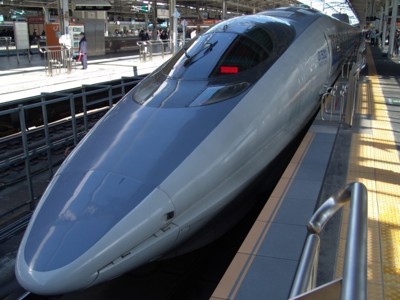 Shinkansen hogesnelheidstrein op station in Japan tijdens de route Japan 21/22 dagen.