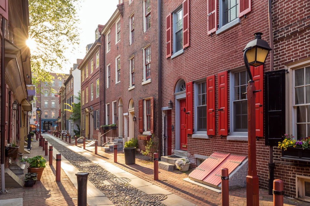 Historische straat met bakstenen huizen en rode luiken in Philadelphia, tijdens groepsrondreis Verenigde Staten Noordoost.