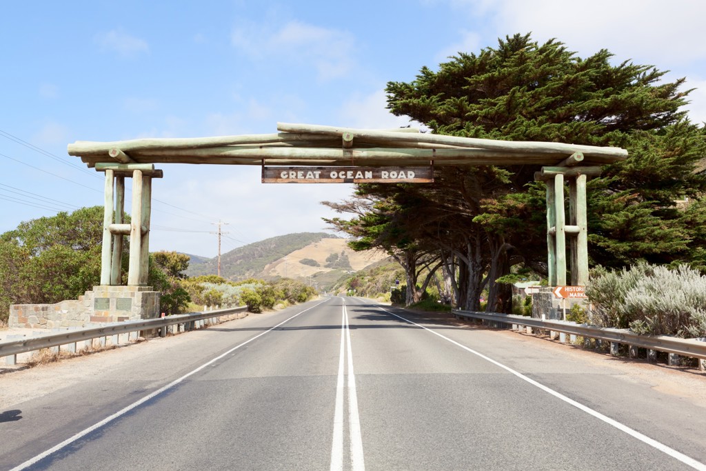 Houten toegangspoort met bord “Great Ocean Road” boven de weg in Australië.