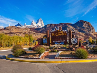 Welkomsbord van El Chaltén met de Fitz Roy-berg op de achtergrond in Patagonië.