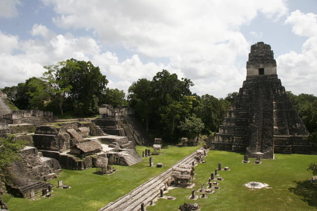 Maya-ruïnes en tempelpiramide in Tikal National Park, Guatemala.