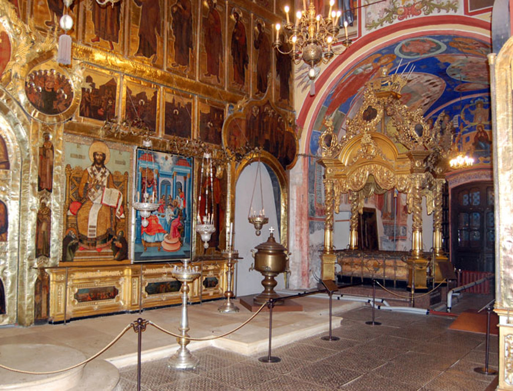 Rijk versierde iconostase en goudkleurig altaar in een Russisch-orthodoxe kerk tijdens groepsrondreis Rusland.