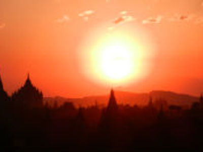 Zonsondergang boven de tempels van Bagan, Myanmar.
