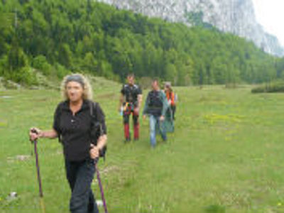 Wandelaars in een groene bergvallei in Montenegro tijdens de Route Montenegro, 8 dagen.