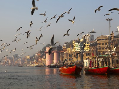 Rode boten op de Ganges bij de ghats van Varanasi, met meeuwen boven de rivier tijdens Route Noord-India.