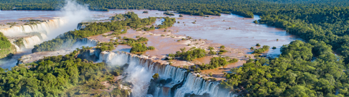 Panorama van de Iguazú-watervallen in Nationaal Park Iguazú, omringd door tropisch regenwoud.