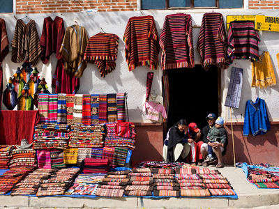 Kleurrijke textiel- en ponchomarkt in Bolivia tijdens de Route Bolivia en Chili.