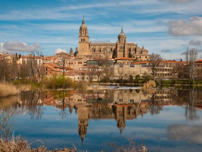 Kathedraal van Salamanca weerspiegeld in de rivier, tijdens familiereis Spanje & Portugal van 22 dagen.