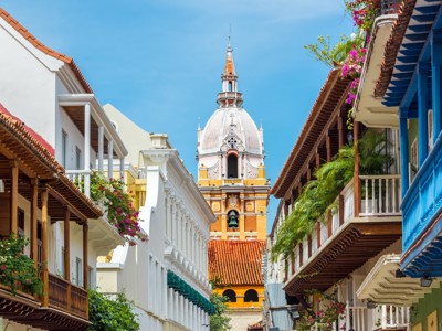 Uitzicht op de koepel en klokkentoren van de Catedral de Santa Catalina in Cartagena, Colombia.