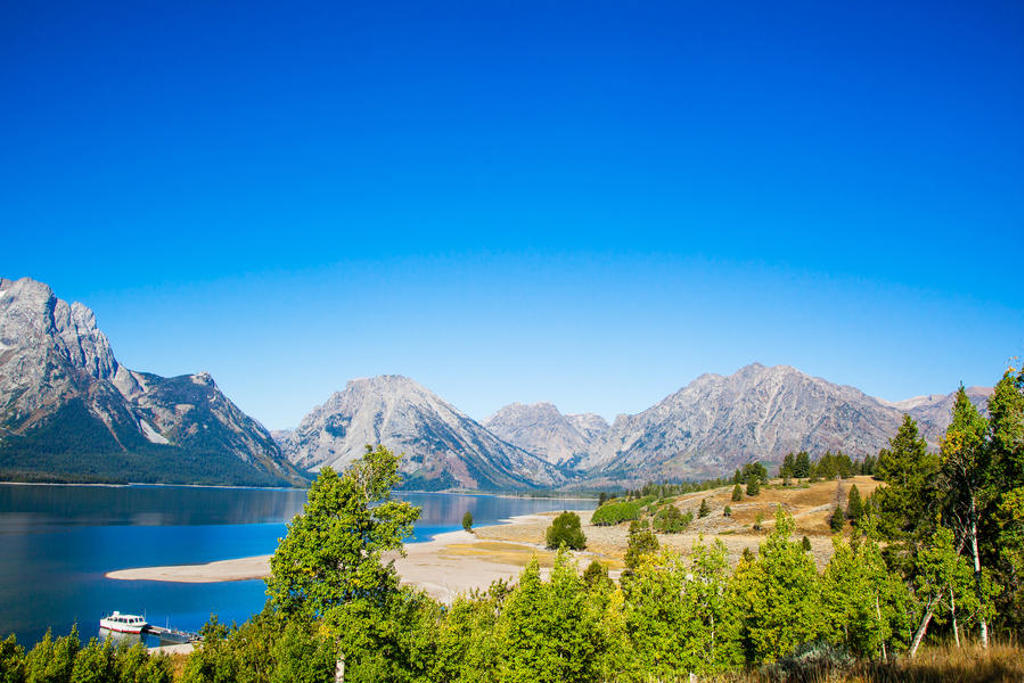 Berglandschap met helderblauw meer en dennenbos in het noordwesten van de Verenigde Staten.