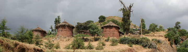 Traditionele ronde lemen hutten op een heuvel in Ethiopië, route Ethiopië 29 dagen.