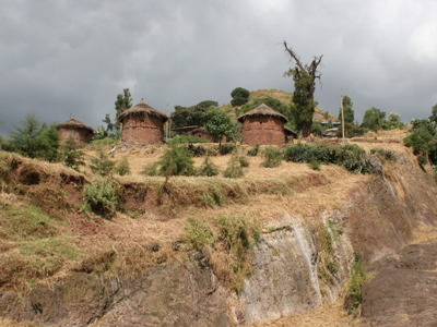 Traditionele ronde lemen hutten op een heuvel in Ethiopië, route Ethiopië 29 dagen.
