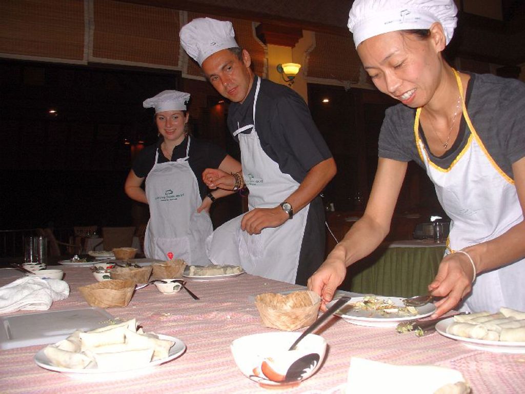 Gezin volgt Thaise kookworkshop tijdens familiereis Thailand Hoogtepunten.