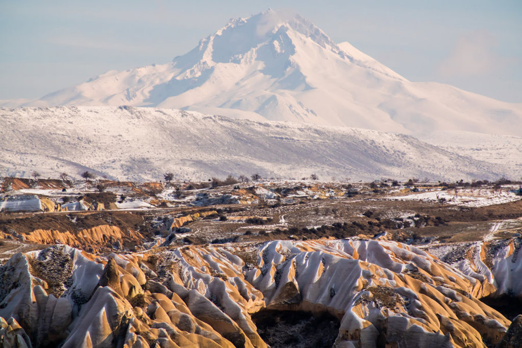 Sneeuwbedekte vulkaan Erciyes boven het winterse landschap van Cappadocië, Turkije.