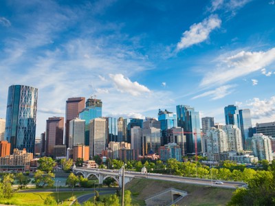 Skyline van Calgary met moderne wolkenkrabbers en brug, startpunt van de Route Canada hotelreis.