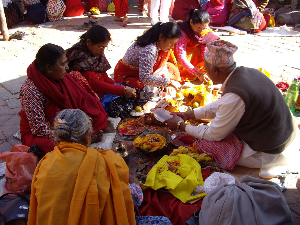 Hindoeritueel in Nepal met offergaven en deelnemers in kleurrijke kleding tijdens een familiereis Nepal.