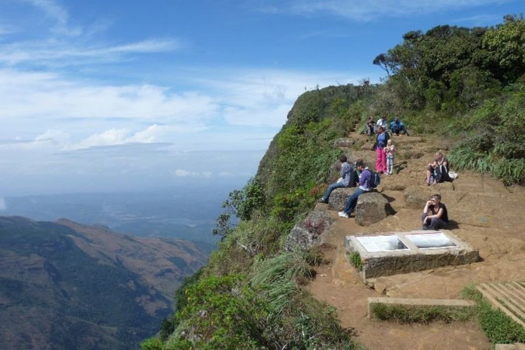 Uitzichtpunt met wandelaars op een bergkam in Sri Lanka tijdens de groepsrondreis Hoogtepunten.