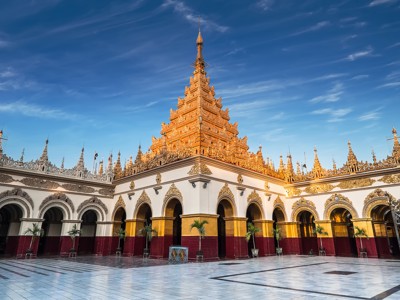 Gouden pagode met witte bogen in Mandalay, Myanmar, tijdens de 17-daagse route.