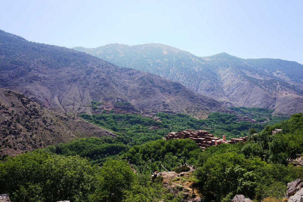 Groen dal met dorp in het Atlasgebergte tijdens wandelvakantie Marokko naar Mount Toubkal.