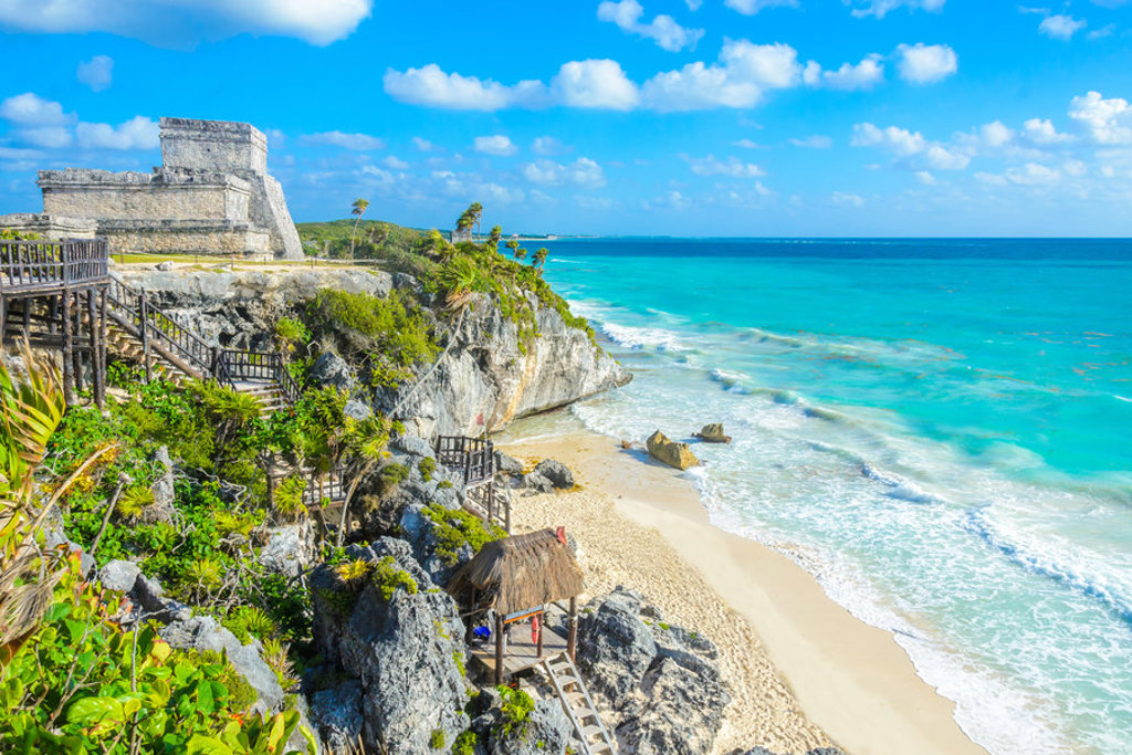 Maya-ruïnes van Tulum aan de Caribische kust van Mexico, met kliffen, strand en turquoise zee.