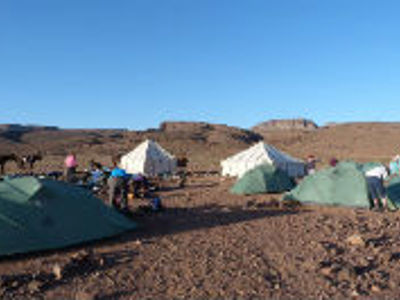 Kampeerplek met tenten in het Atlasgebergte tijdens de 13-daagse Route Marokko.