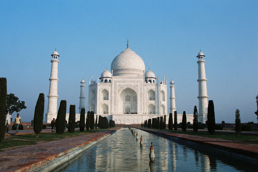 Taj Mahal in Agra met reflectie in de waterpartij, tijdens groepsrondreis Noord-India Compleet.