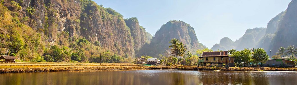 Karstbergen en rijstvelden met dorp aan het water op Sulawesi, Indonesië.