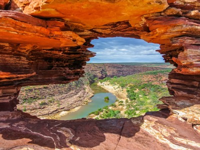 Uitzicht door rotsraam op de Murchison River en kloof in Kalbarri National Park, West Australië.