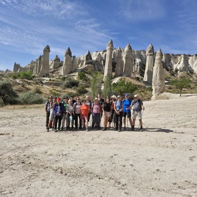 Wandelaars op een rotsig pad met uitzicht op de rotsformaties van Cappadocië, Turkije.