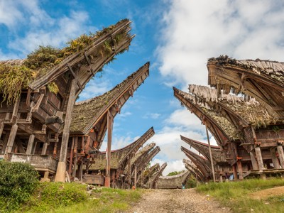Tongkonan-huizen met opvallende zadeldaken in Tana Toraja, Sulawesi, langs de route Bali & Sulawesi.