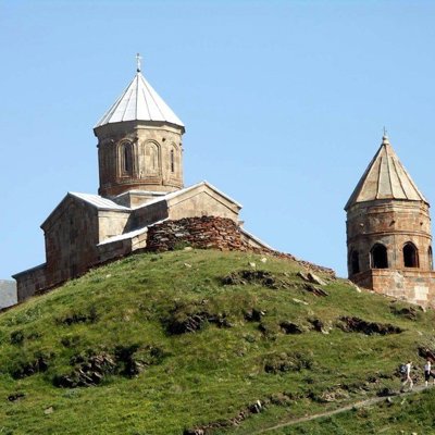 Klooster met toren en puntdak in Georgië tijdens een groepsrondreis.