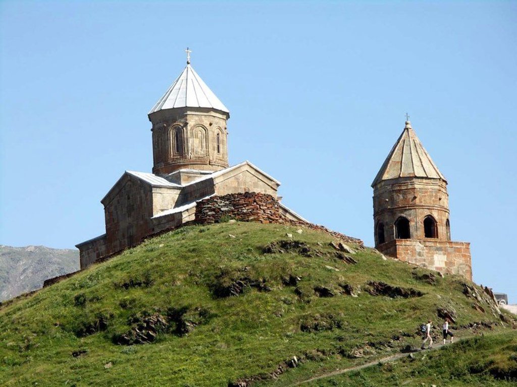 Klooster met toren en puntdak in Georgië tijdens een groepsrondreis.