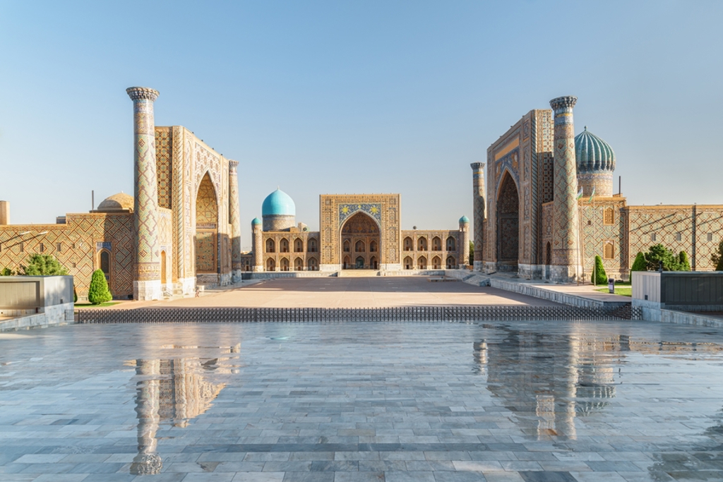 Registan-plein in Samarkand met mozaïekmadrasas en blauwe koepels, highlight van de Zijderoute per trein.