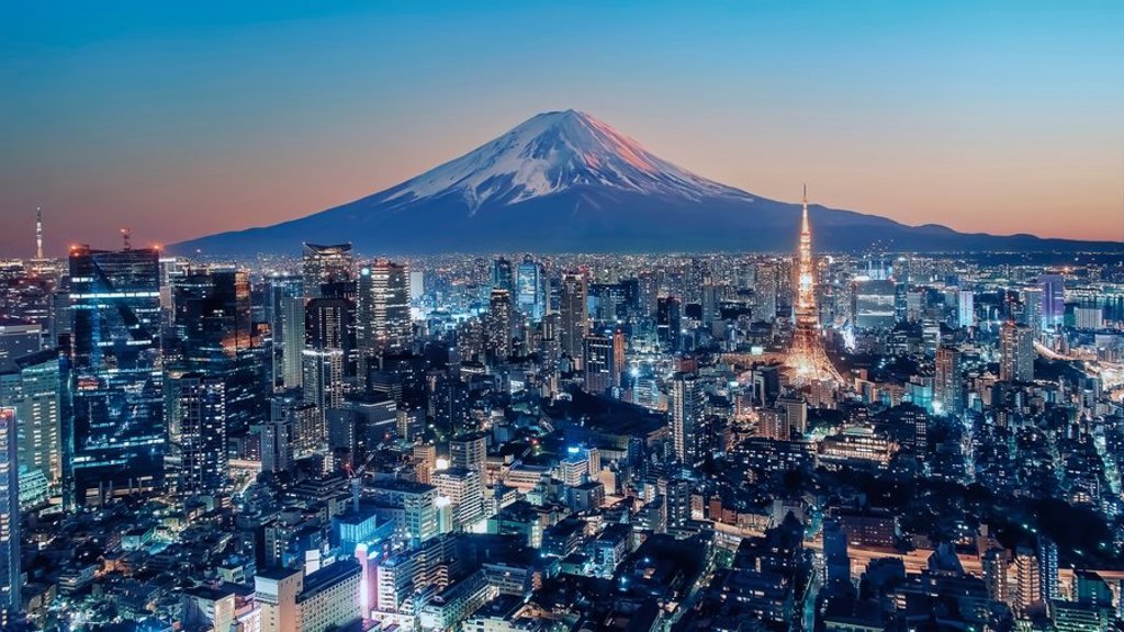 Mount Fuji met kersenbloesem tijdens een familiereis in Japan.