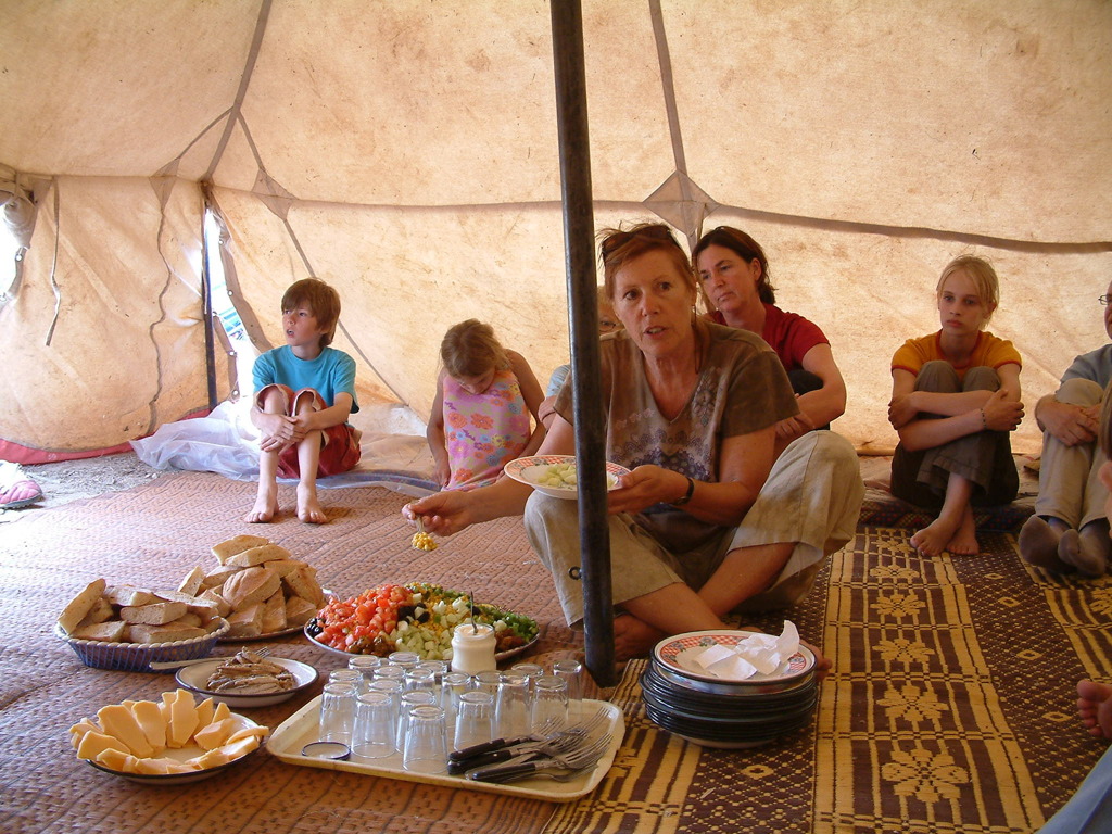 Gezin eet samen in een tent tijdens de Familiereis Marokko Zomer.