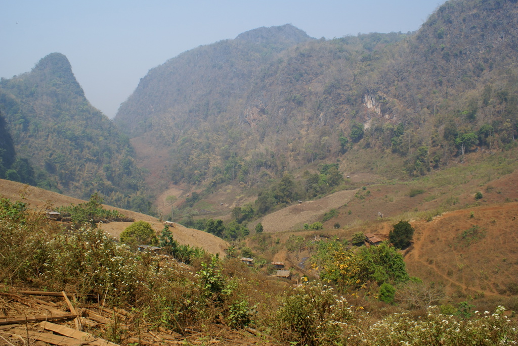 Berglandschap in Noord-Thailand met groene valleien en akkers tijdens groepsrondreis Thailand Noord en Zuid.