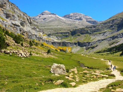 Wandelpad door groene vallei met bergen in de Pyreneeën tijdens familiereis Spanje & Portugal.