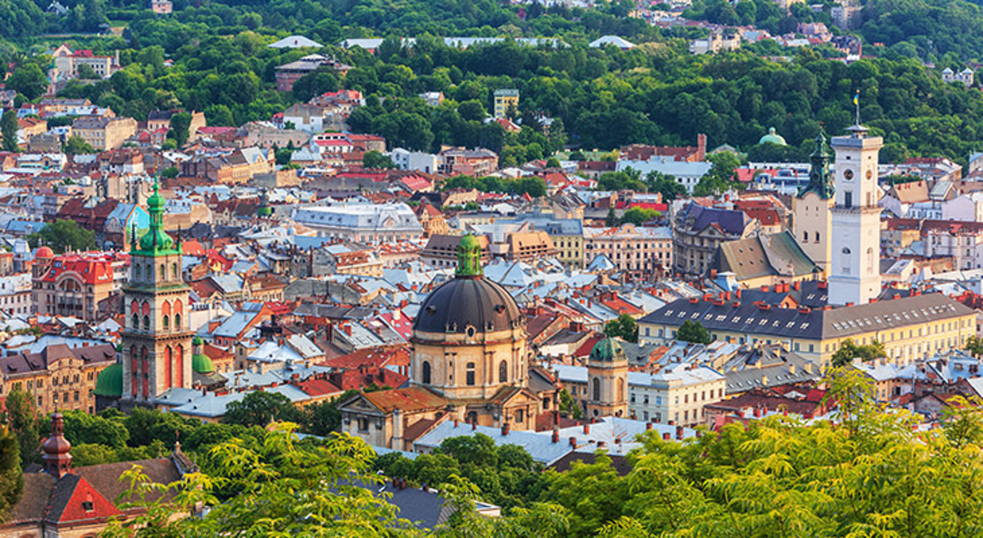 Uitzicht over Lviv, Oekranië Panoramisch uitzicht over het historische centrum van Lviv met kerktorens en kleurrijke daken.
