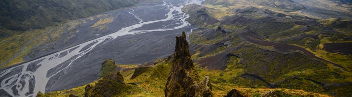 Uitzicht over de rivierdelta en groene bergen van Þórsmörk in IJsland.