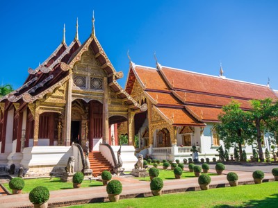 Gouden boeddhistische tempel met rood dak en tuin in Thailand tijdens de rondreis Thailand Avontuur, 24 dagen.