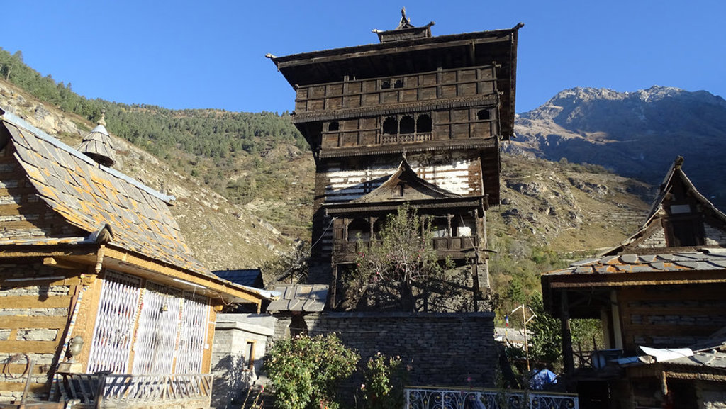Traditionele houten tempel in de bergen van Spiti en Ladakh, India.