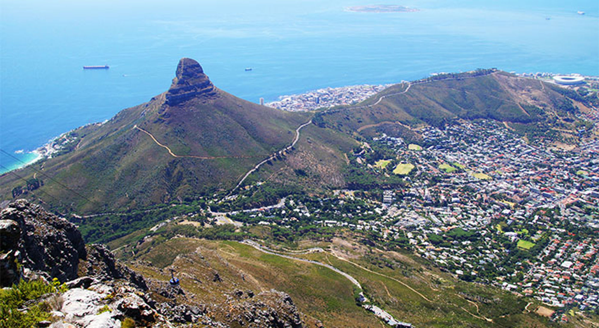 Uitzicht vanaf de Tafelberg op Lion’s Head, Kaapstad en de Atlantische Oceaan.