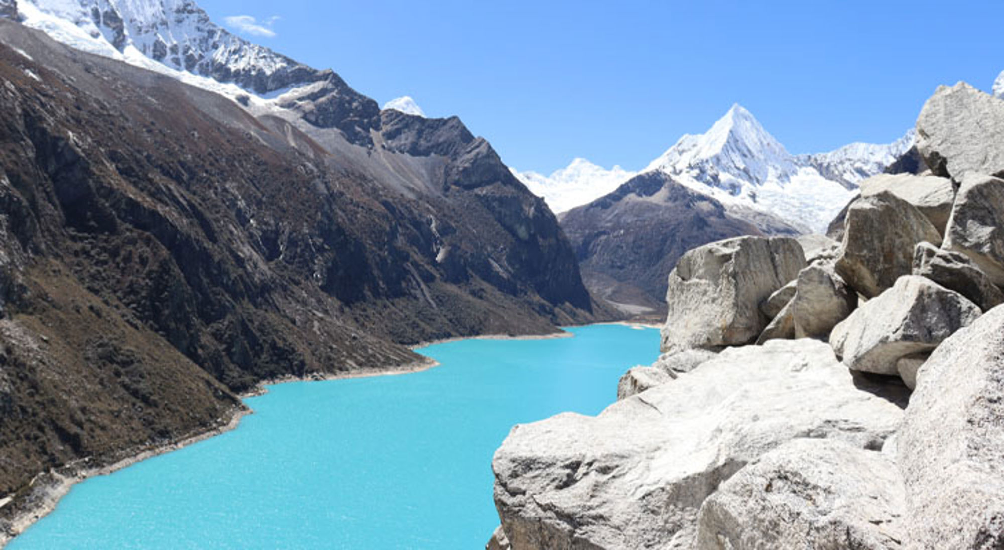 Parón Lake Huaraz Turquoise bergmeer met besneeuwde Andes-toppen in Peru.