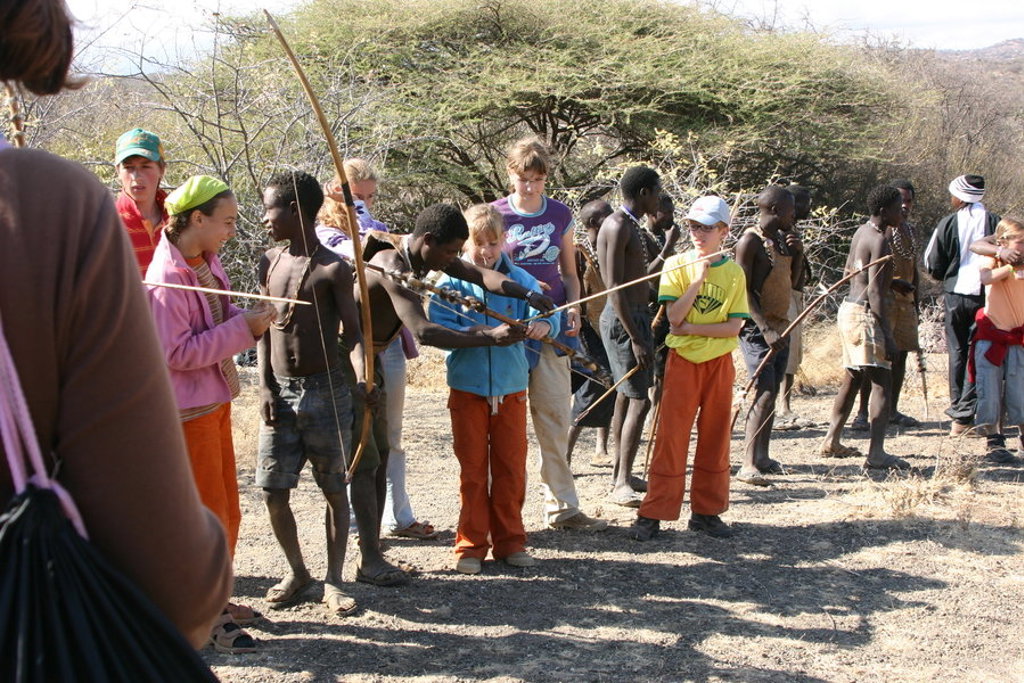Kinderen leren boogschieten tijdens een familiereis in Tanzania.