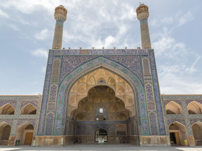 Blauwe tegelmozaïeken en minaretten bij de Imam-moskee op het Naqsh-e Jahan-plein in Isfahan, Iran.