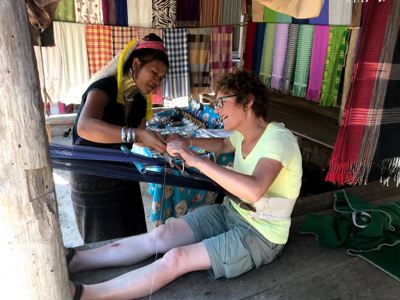 Weefdemonstratie in een bergdorp in Thailand tijdens de rondreis Thailand Avontuur (24 dagen).